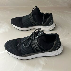 Women’s Under Armour size 7, good condition